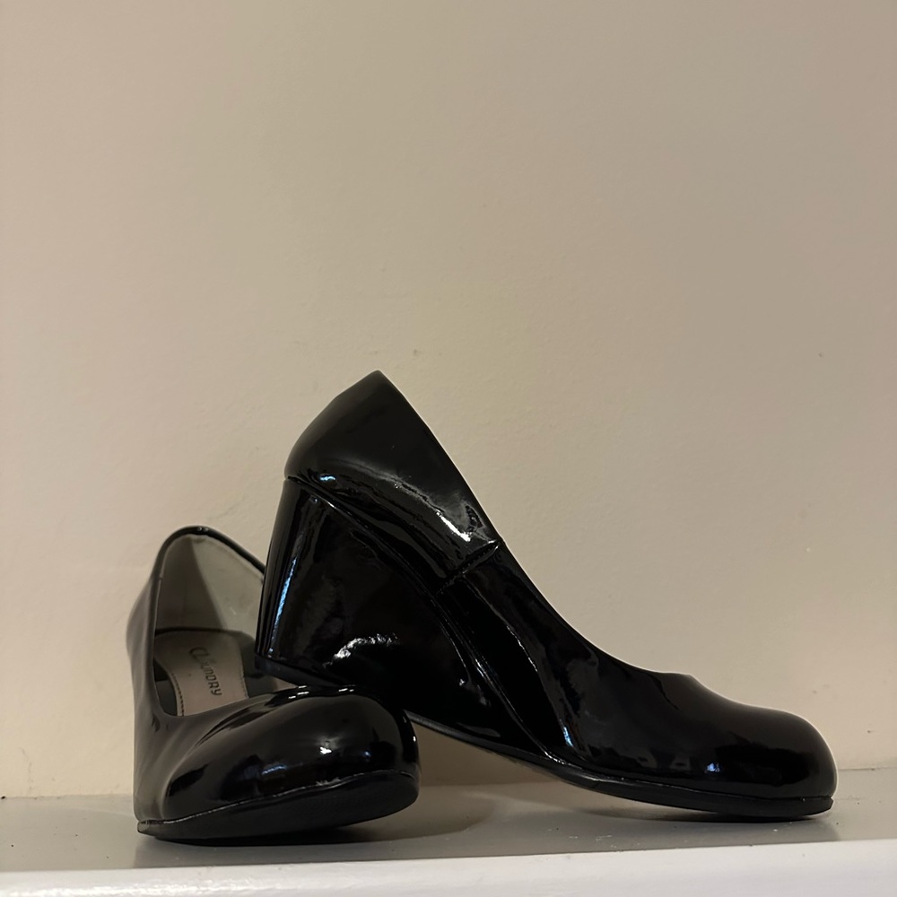 Black patent leather wedges. Size 6. - Picture 2 of 4